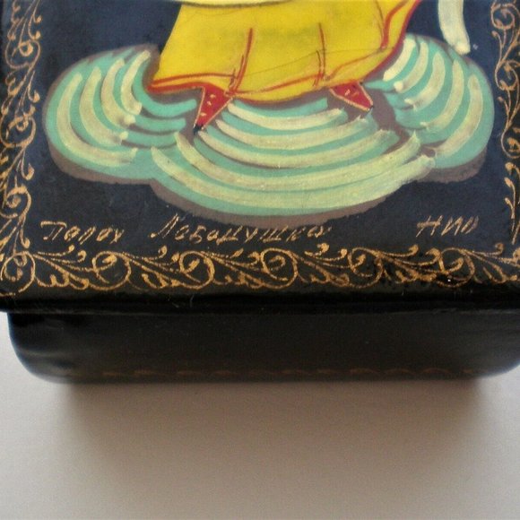 Vintage Russian USSR Signed PALEKH PALEH ПАЛЕХ Lacquer Jewelry Trinket Box - Picture 3 of 10